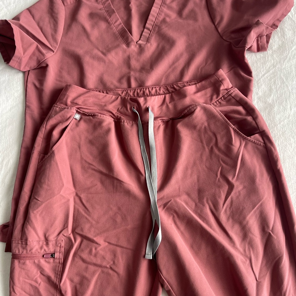 Casma Three-Pocket Scrub Top & Zamora Jogger Scrub Pants